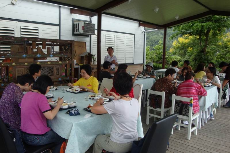 台灣婦女團體全國聯合會理監事及家屬訪得安學園，品嘗學園有機風味餐。（2011.09.28）