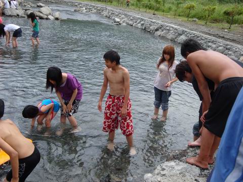 學員在東澳東岳湧泉泡一下清涼溪水