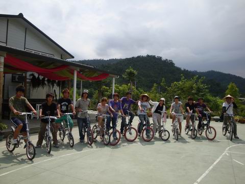 學員們騎乘腳踏車