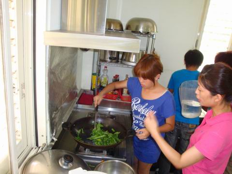中餐實務課程從材料準備到實際烹調都由同學動手操作
