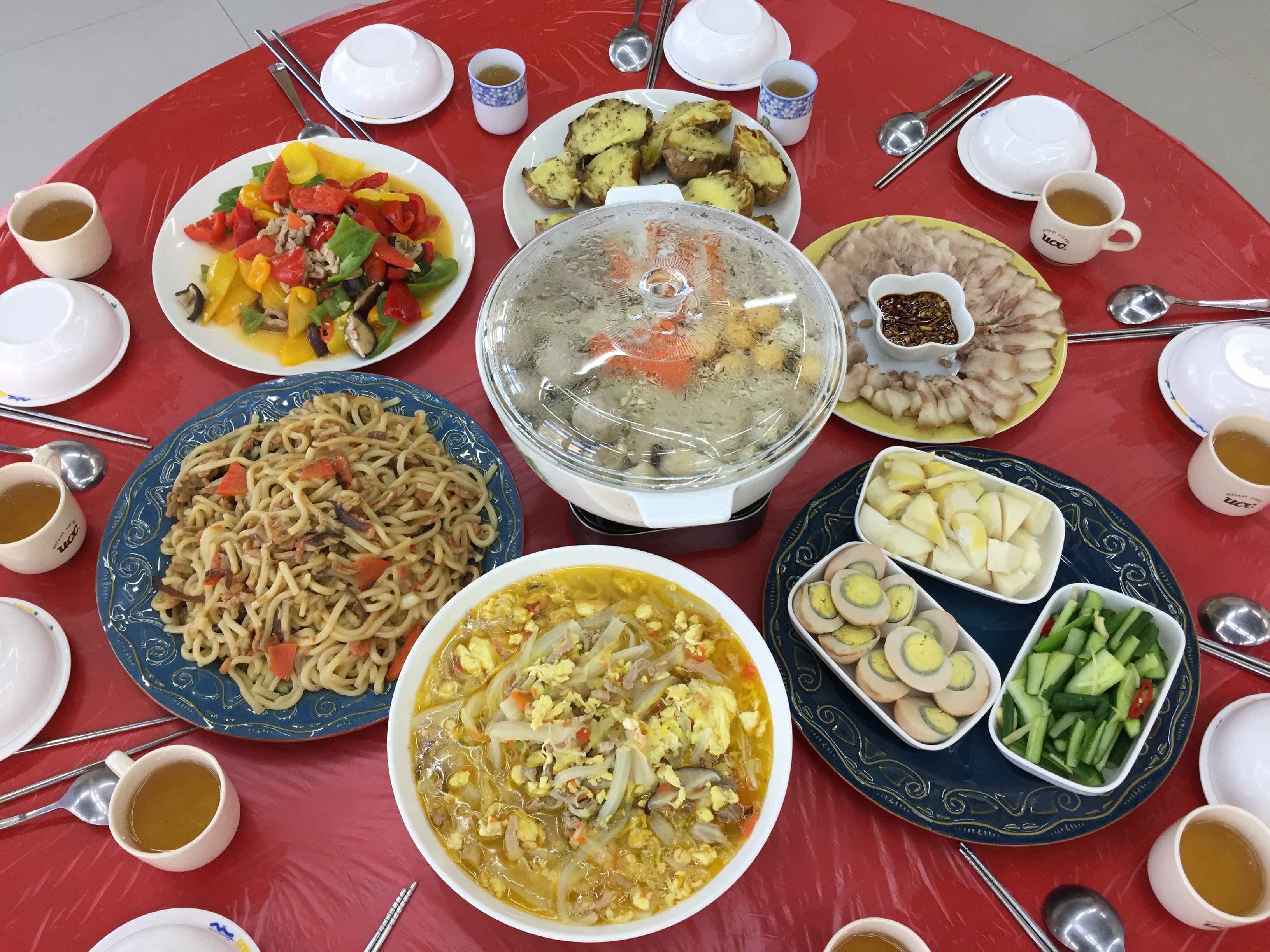 學員在吳炎文老師指導下結合全家食材和得安黑米料理出一道道美食