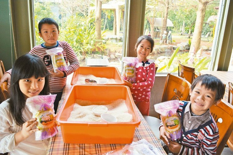 冬山鄉童話村有機休閒農場發起「吃好米做好事」，購買有機米，童話村會另外再捐米。
