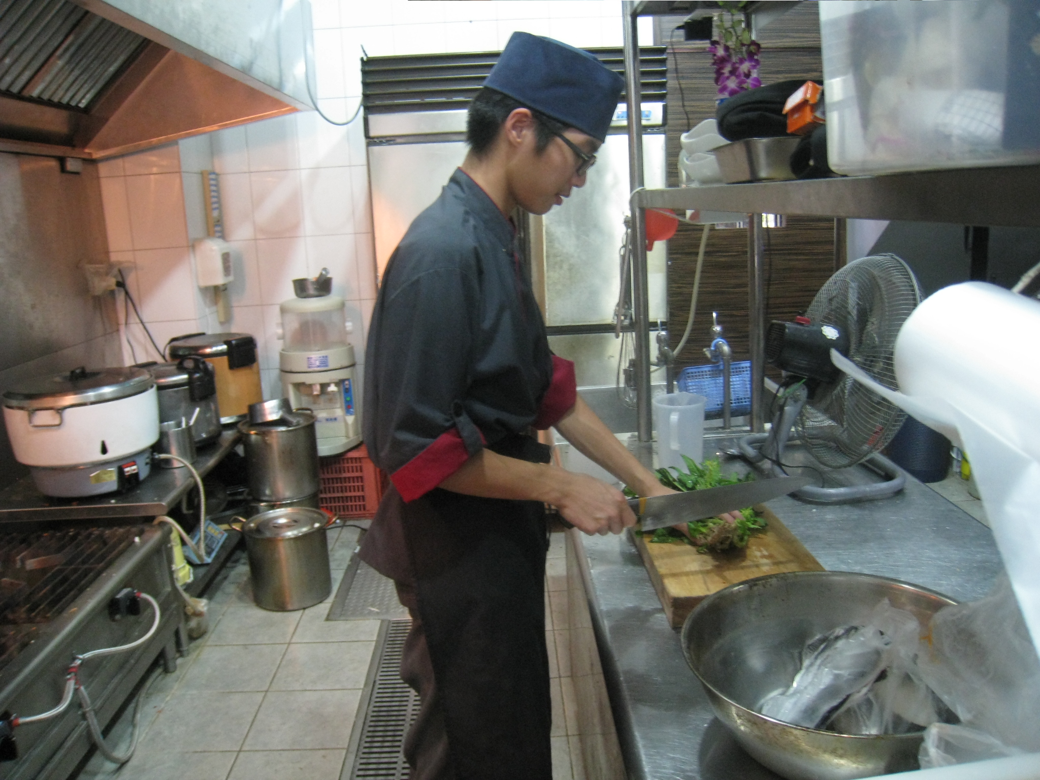 在職場師傅的指導下，從最基礎的洗菜、切菜學廚藝基本功。